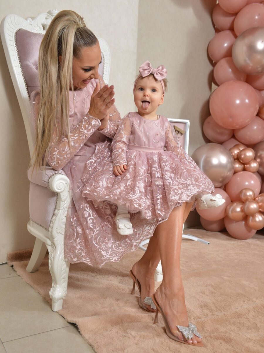 roze svecana haljina za devojcice Ana sa cipkom i puf suknjom set haljina Ana roze za mamu i cerku cipka i til puf model svecane haljine za mamu i dete roze boje sa naglasenim strukom i masnom uskladjen set haljina Ana za posebne prilike i porodicne proslave