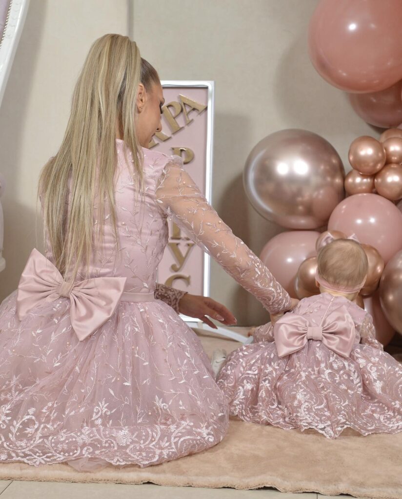 elegantna decija haljinica Ana sa tilom i masnom na ledjima svecana haljina za devojcice roze boje sa cipkom i volumenom elegantna haljina Ana sa cipkom i sirim donjim delom svecana haljina roze boje sa mogucnoscu izbora duzine i rukava