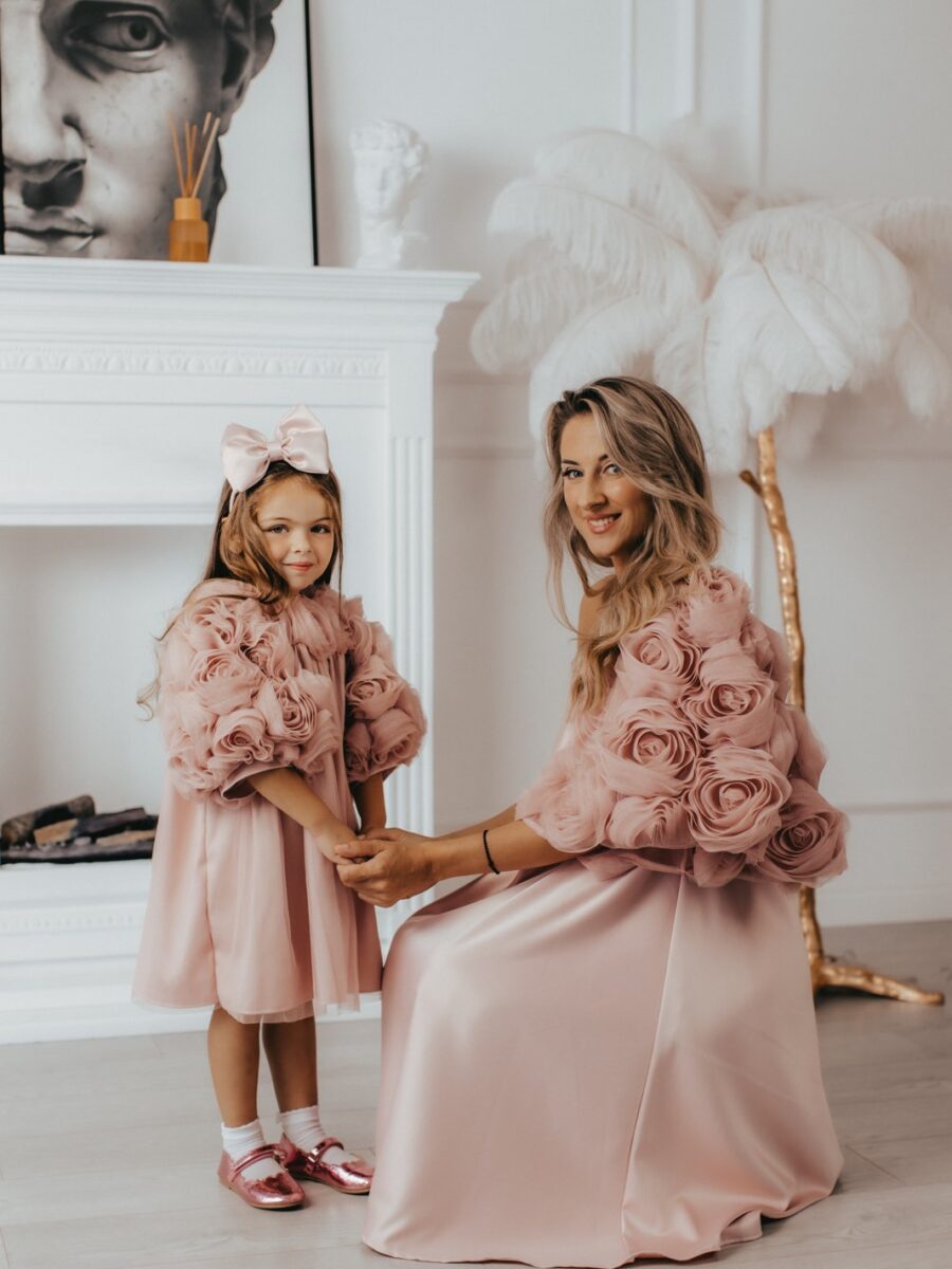 set haljina Vjeruj roze za mamu i cerku sa ruzama od tila roze elegantne haljine za mamu i dete asimetrican dizajn i romanticni stil uskladjen set haljina roze za posebne prilike i porodicne proslave