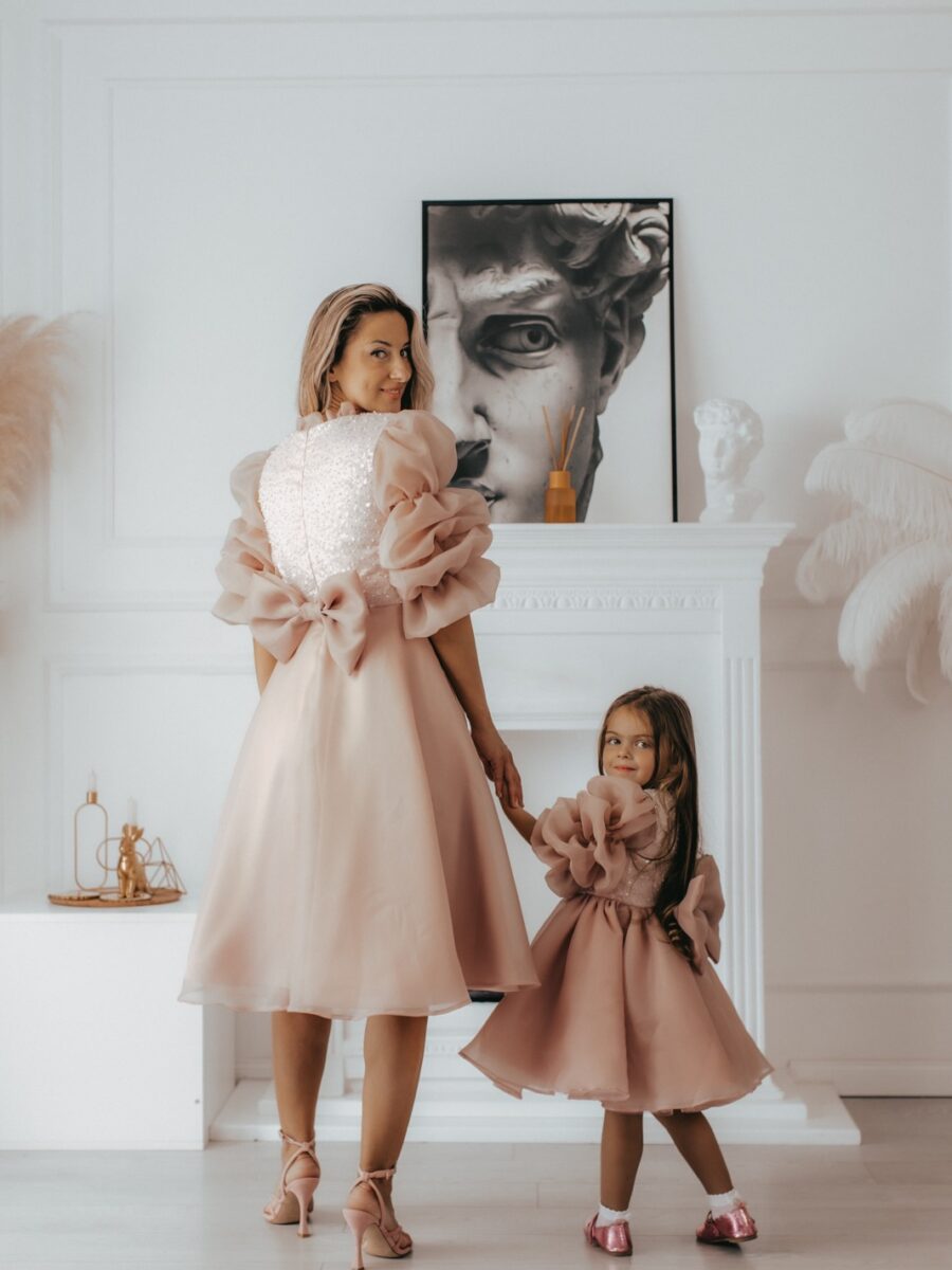 Svečana haljina za žene Vita roze – haljina sa svetlucavom čipkom i mašnom