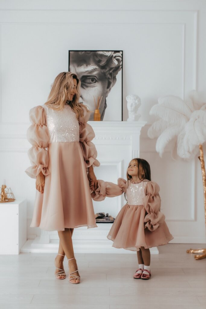 Svečana haljina za žene Vita roze – haljina sa svetlucavom čipkom i mašnom