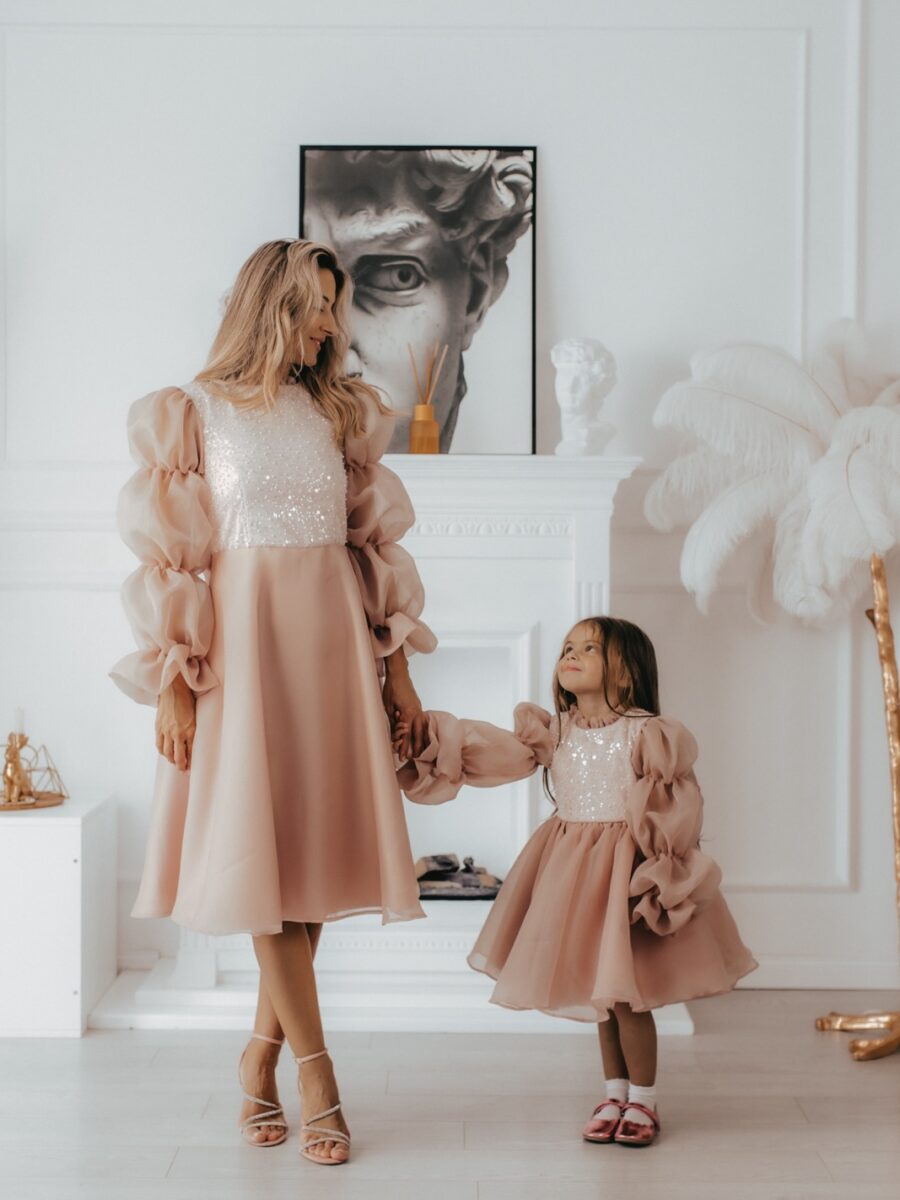 Svečana haljina za žene Vita roze – haljina sa svetlucavom čipkom i mašnom